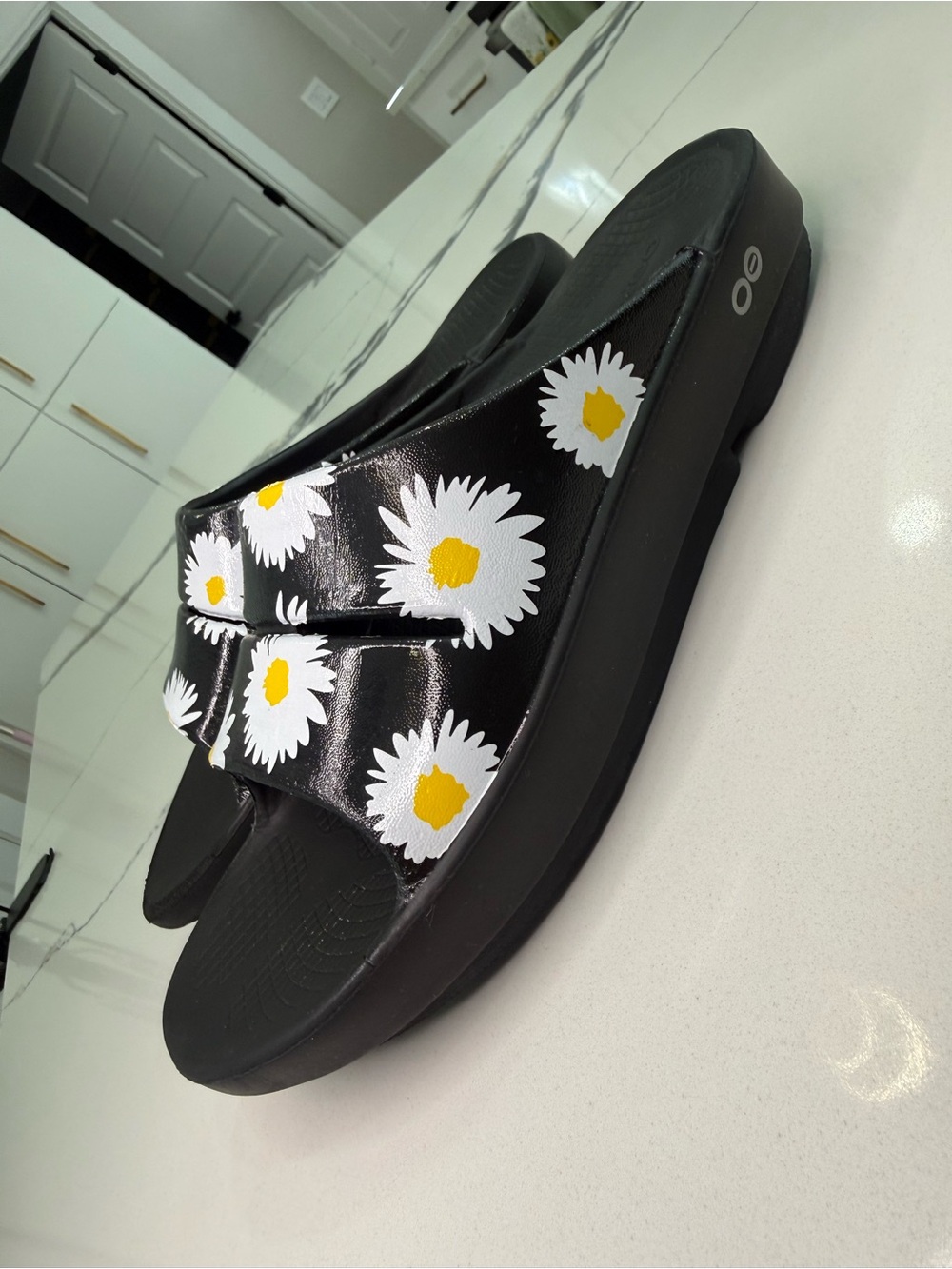 Oofos Ooahh Slide Sandals - Limited Edition Daisy Print (Women's Size 9)